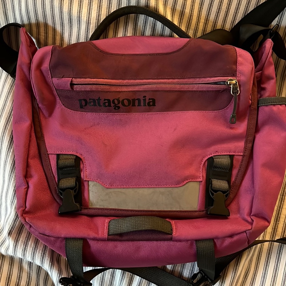 Patagonia Mini Messenger Bag in fuschia.